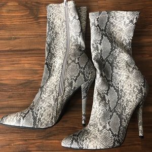 Snakeskin / python stiletto heels. Sz 8 NEVER WORN